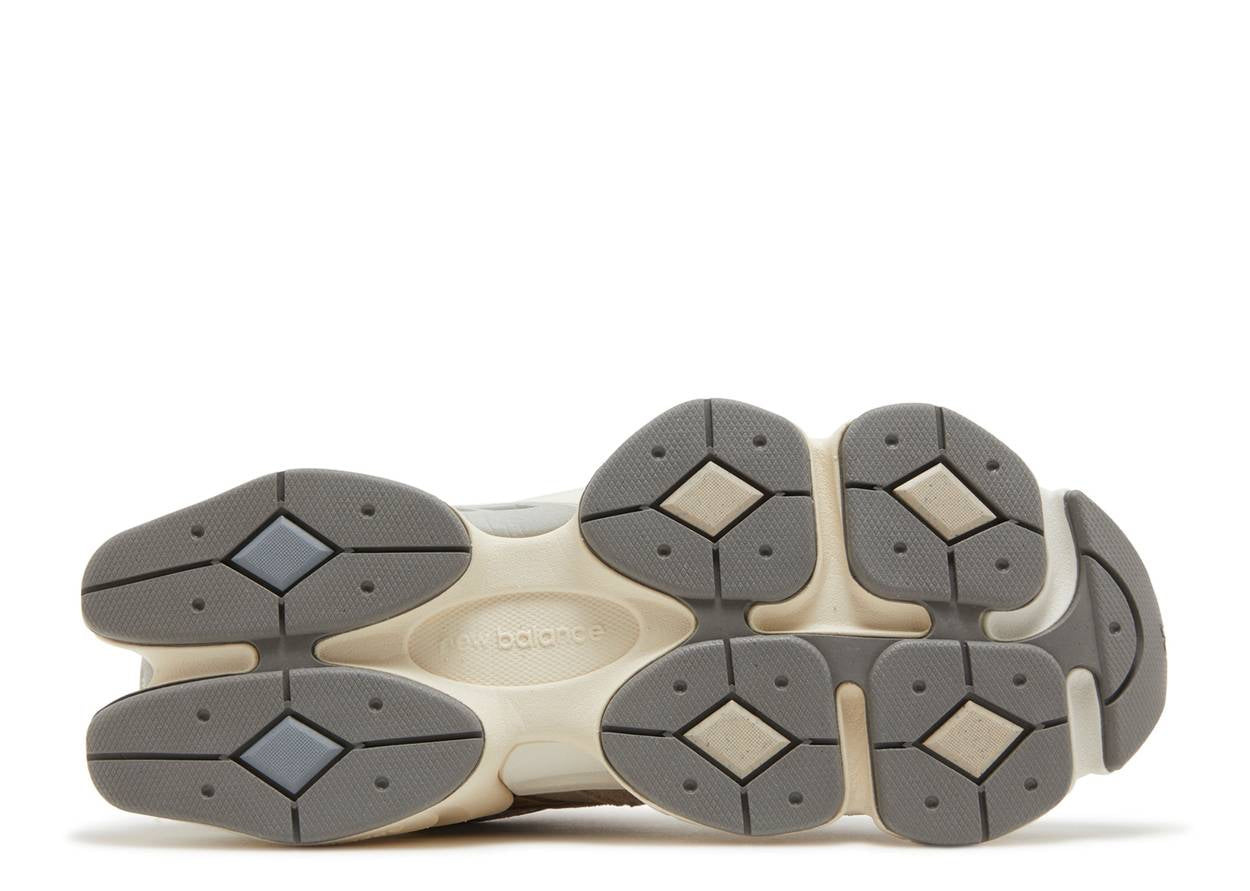 New Balance 9060
Mushroom